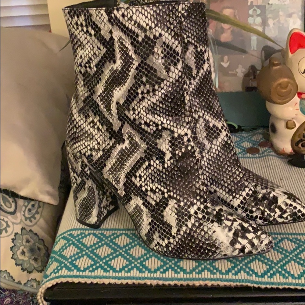 Black and white snake boots sz9 worn only 2 times